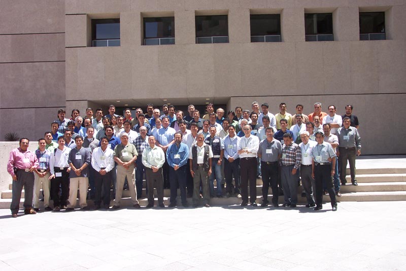 Participantes del curso sobre instalaciones eléctricas hospitalarias en San Luis Potosí, 2003